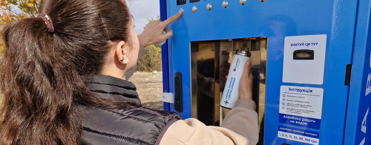 An automated water dispensing station in Zaporizhzhia provides free access to purified drinking water, even during blackouts. Delivering aid in a country at war: Tetiana’s story about humanitarian aid in Ukraine 1